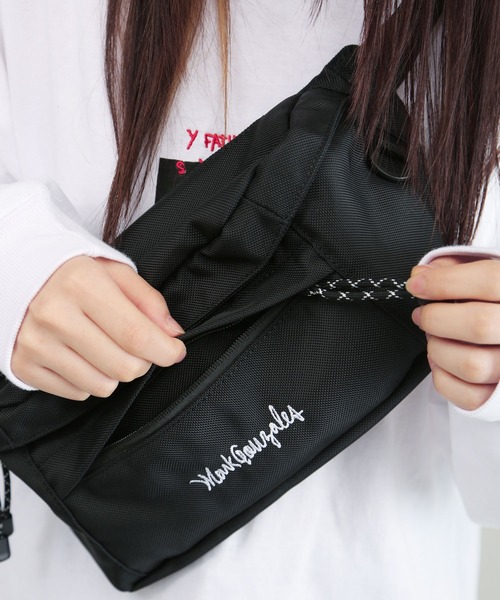 Mark Gonzales（マーク・ゴンザレス）の「【ユニセックスで着用可能】Mark Gonzales / マークゴンザレス 別注 コラボ ボディバッグ / ヒップバッグ（ボディバッグ/ウエストポーチ・メンズ・ブラック・FREE）」の4枚目の写真