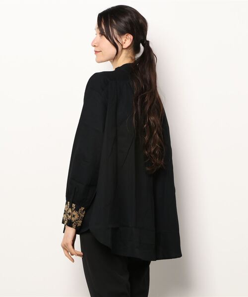 prose verse（プロズヴェール）の「フロント×カフス刺繍ブラウス（シャツ/ブラウス・レディース・ホワイト/ブラック/グレイッシュベージュ・MEDIUM）」の4枚目の写真