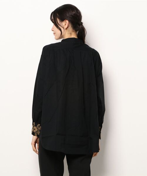 prose verse（プロズヴェール）の「フロント×カフス刺繍ブラウス（シャツ/ブラウス・レディース・ホワイト/ブラック/グレイッシュベージュ・MEDIUM）」の5枚目の写真