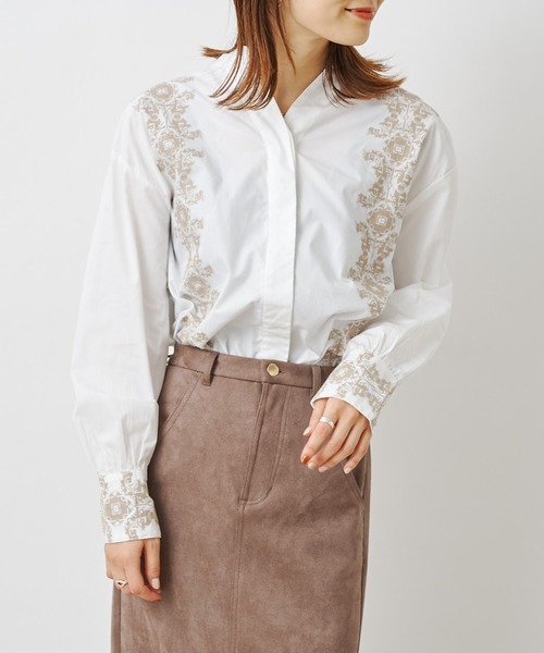 prose verse（プロズヴェール）の「フロント×カフス刺繍ブラウス（シャツ/ブラウス・レディース・ホワイト/ブラック/グレイッシュベージュ・MEDIUM）」の2枚目の写真