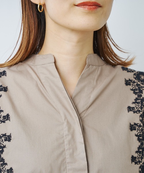 prose verse（プロズヴェール）の「フロント×カフス刺繍ブラウス（シャツ/ブラウス・レディース・ホワイト/ブラック/グレイッシュベージュ・MEDIUM）」の15枚目の写真