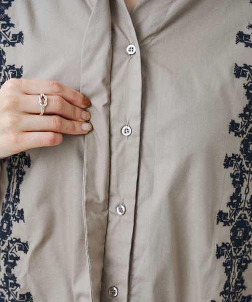 prose verse（プロズヴェール）の「フロント×カフス刺繍ブラウス（シャツ/ブラウス・レディース・ホワイト/ブラック/グレイッシュベージュ・MEDIUM）」の17枚目の写真