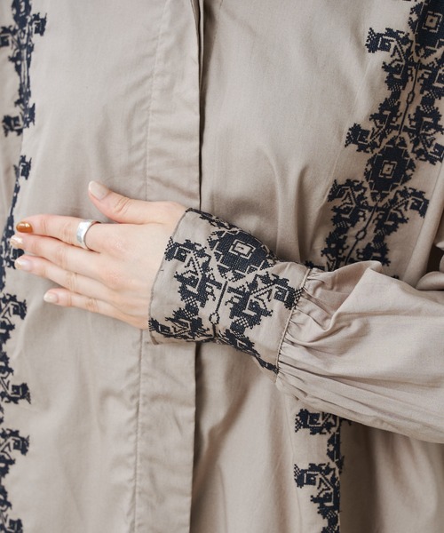 prose verse（プロズヴェール）の「フロント×カフス刺繍ブラウス（シャツ/ブラウス・レディース・ホワイト/ブラック/グレイッシュベージュ・MEDIUM）」の18枚目の写真
