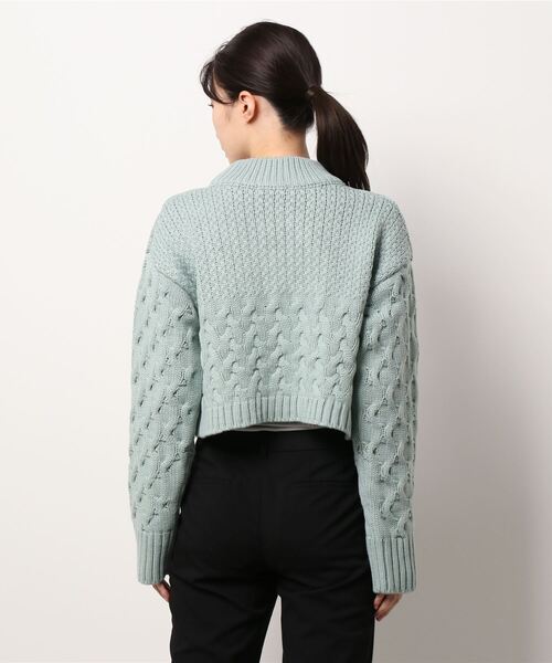 ADIRA(アディラ)の「ケーブルショートハイネックニット(ニット/セーター・レディース・アイボリー/ピンクベージュ/グリーン・MEDIUM)」の6枚目の写真