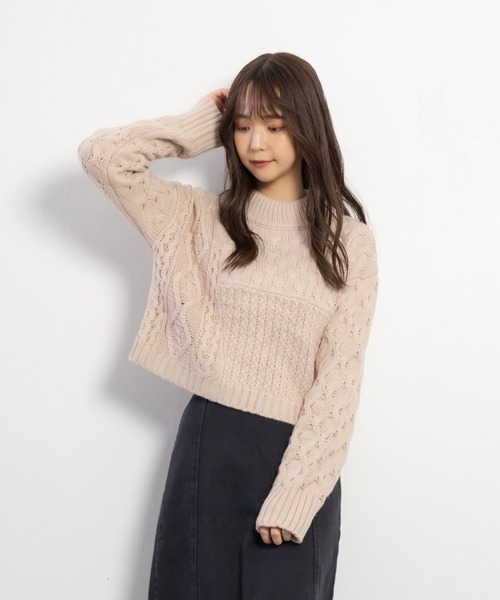 ADIRA(アディラ)の「ケーブルショートハイネックニット(ニット/セーター・レディース・アイボリー/ピンクベージュ/グリーン・MEDIUM)」の3枚目の写真