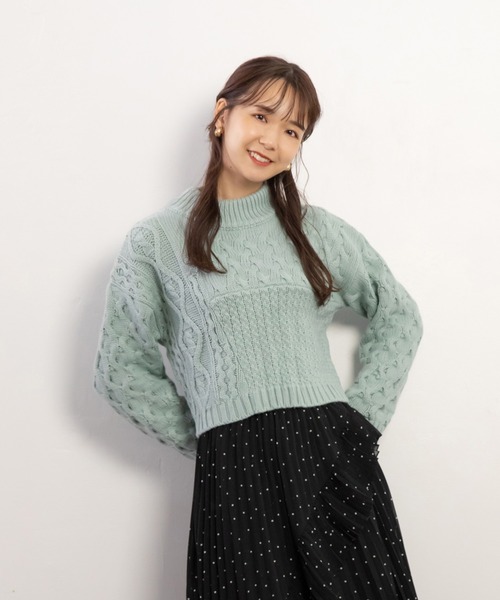 ADIRA(アディラ)の「ケーブルショートハイネックニット(ニット/セーター・レディース・アイボリー/ピンクベージュ/グリーン・MEDIUM)」の2枚目の写真