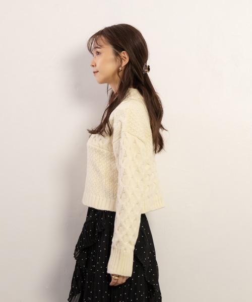 ADIRA(アディラ)の「ケーブルショートハイネックニット(ニット/セーター・レディース・アイボリー/ピンクベージュ/グリーン・MEDIUM)」の9枚目の写真