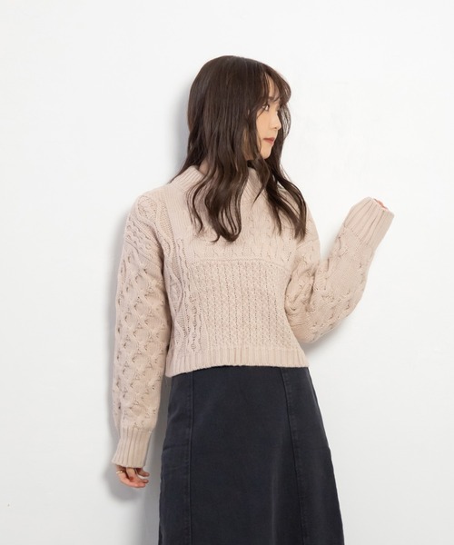 ADIRA(アディラ)の「ケーブルショートハイネックニット(ニット/セーター・レディース・アイボリー/ピンクベージュ/グリーン・MEDIUM)」の8枚目の写真