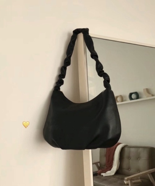 yuue' ( wear )(ユーイ)の「シンプルレザーショルダーバッグ(ショルダーバッグ・レディース・ブラック/オフホワイト/ライトイエロー・FREE)」の2枚目の写真