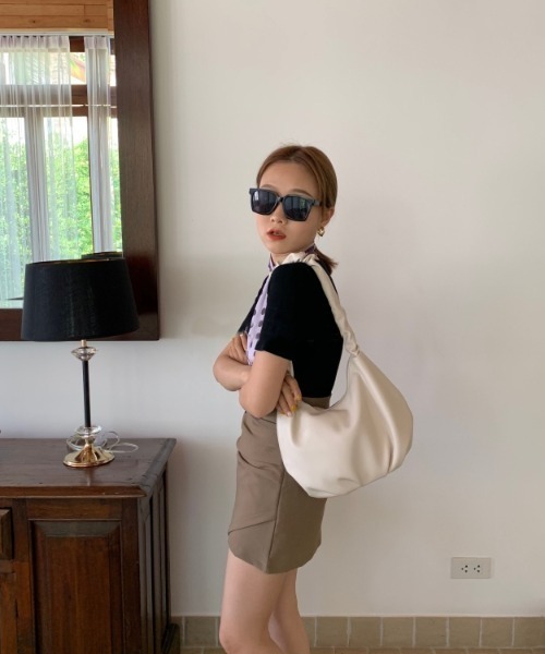 yuue' ( wear )(ユーイ)の「シンプルレザーショルダーバッグ(ショルダーバッグ・レディース・ブラック/オフホワイト/ライトイエロー・FREE)」の7枚目の写真