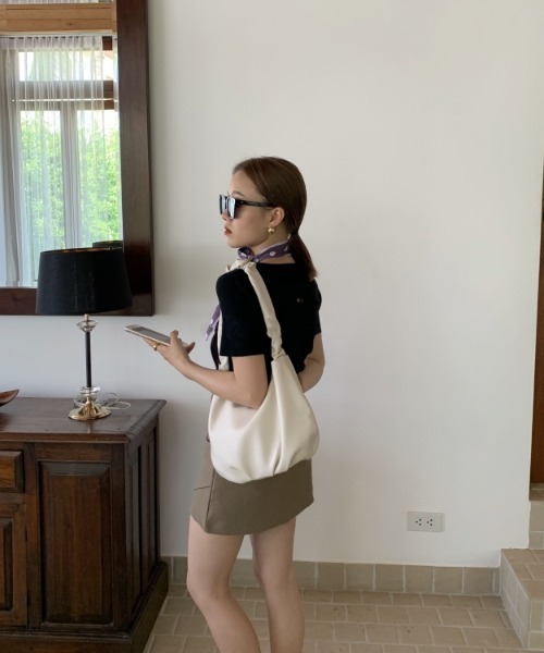 yuue' ( wear )(ユーイ)の「シンプルレザーショルダーバッグ(ショルダーバッグ・レディース・ブラック/オフホワイト/ライトイエロー・FREE)」の10枚目の写真