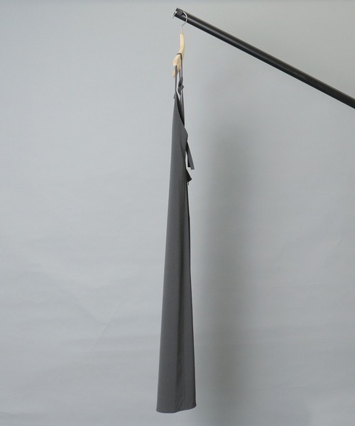 FEMMENT(ファモン)の「【 FEMMENT / ファモン 】 Dry polyester camisole dress / キャミソールドレス(ワンピース・レディース・ダークグレー/ライトカーキ・1)」の3枚目の写真