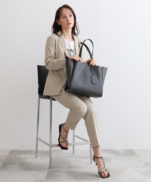 INDIVI（インディヴィ）の「【A4収納可能/合皮】タックデザイン
