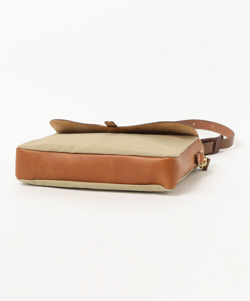 BEAMS F（ビームスエフ）の「KINGSLEY WALTERS STUDIO × BEAMS F / 別注メッセンジャーバッグ（トートバッグ・メンズ・ベージュ・ONE SIZE）」の3枚目の写真