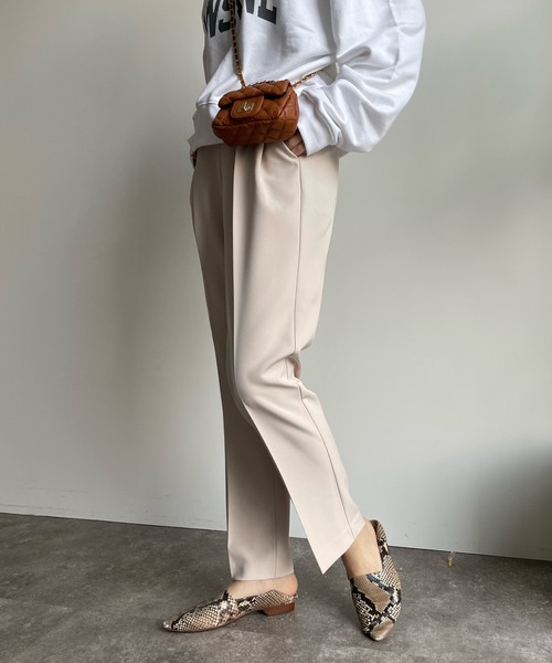 DouDou(ドゥドゥ)の「センタープレスソフトテーパードパンツ(その他パンツ・レディース・ブラック/グリーン/グレイッシュベージュ・38/36)」の9枚目の写真