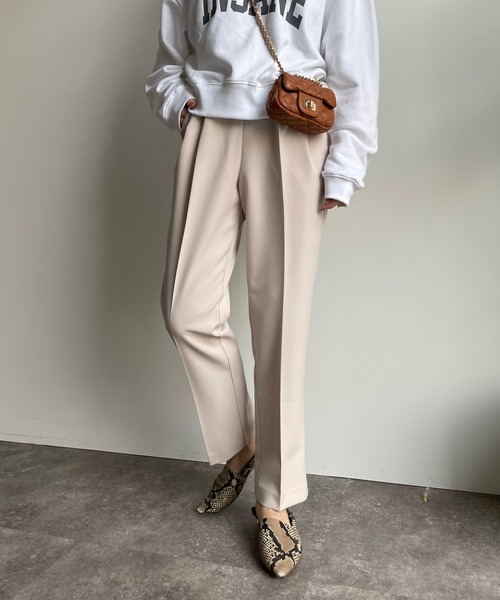 DouDou(ドゥドゥ)の「センタープレスソフトテーパードパンツ(その他パンツ・レディース・ブラック/グリーン/グレイッシュベージュ・38/36)」の4枚目の写真