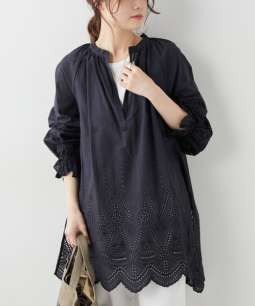 PUAL CE CIN(ピュアルセシン)の「スカラップレース前後差チュニック(シャツ/ブラウス・レディース・ホワイト/ブラック・FREE)」の2枚目の写真