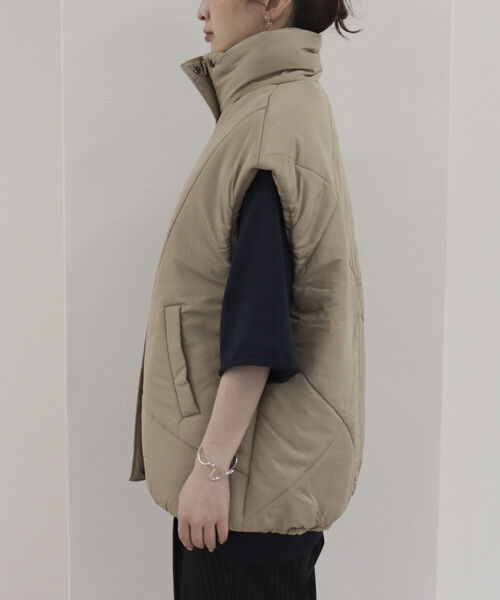 fredy emue(フレディエミュ)の「ハイネックエコダウンベスト(ダウンベスト・レディース・ブラック/ベージュ/オフホワイト・FREE)」の9枚目の写真