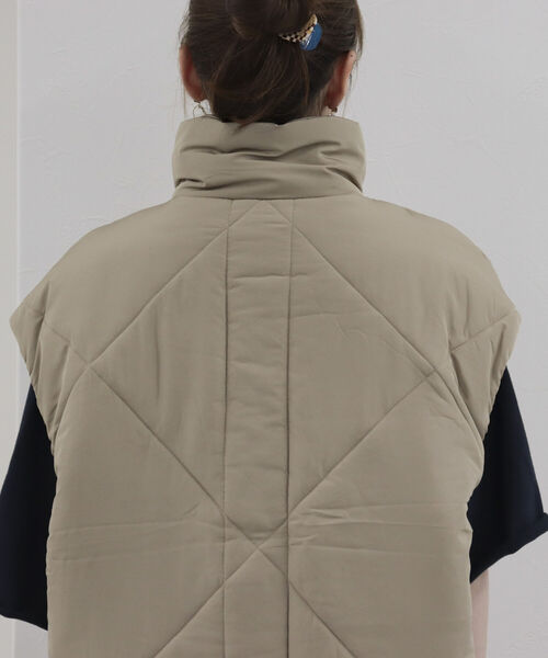 fredy emue(フレディエミュ)の「ハイネックエコダウンベスト(ダウンベスト・レディース・ブラック/ベージュ/オフホワイト・FREE)」の13枚目の写真