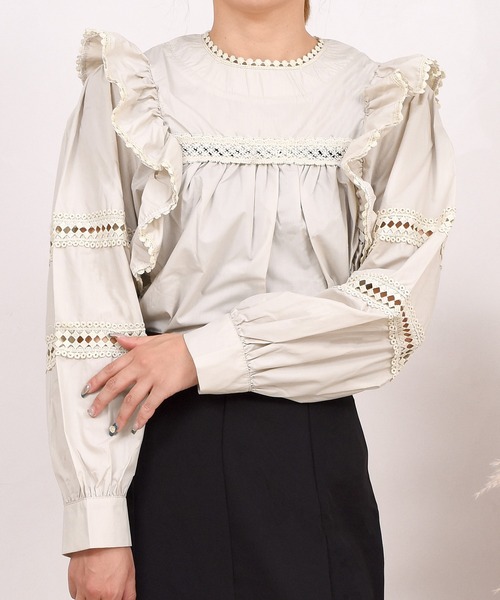 DAY CLOSET(デイ クローゼット)の「レディース 長袖カットワークフリル切り替えブラウス(シャツ/ブラウス・レディース・ホワイト/ブラック/グレイッシュベージュ・ONE SIZE)」の1枚目の写真