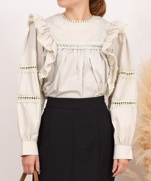DAY CLOSET(デイ クローゼット)の「レディース 長袖カットワークフリル切り替えブラウス(シャツ/ブラウス・レディース・ホワイト/ブラック/グレイッシュベージュ・ONE SIZE)」の6枚目の写真