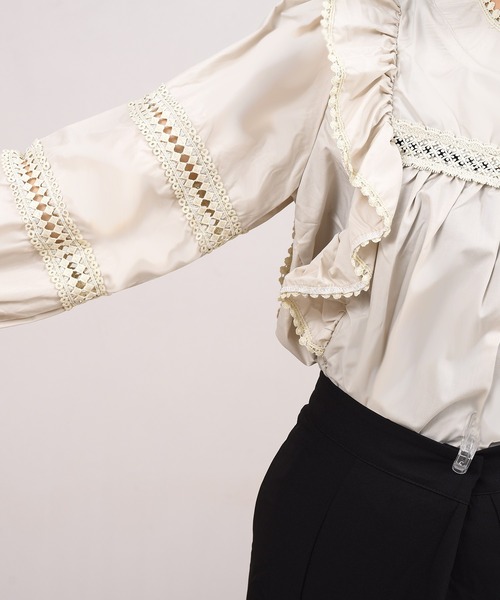 DAY CLOSET(デイ クローゼット)の「レディース 長袖カットワークフリル切り替えブラウス(シャツ/ブラウス・レディース・ホワイト/ブラック/グレイッシュベージュ・ONE SIZE)」の9枚目の写真