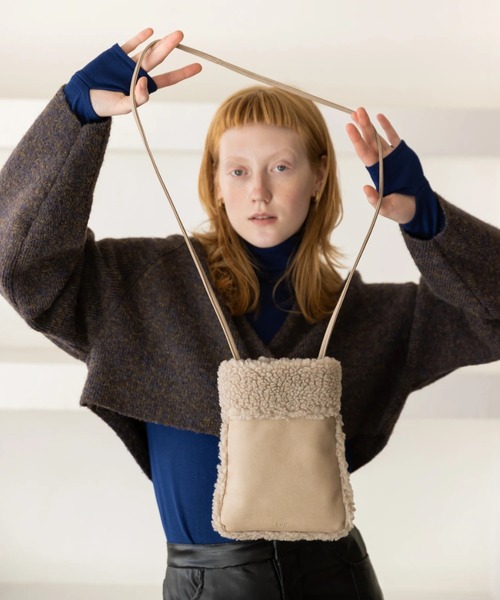 koe（コエ）の「ムートン風ボアショルダーバッグ（ショルダーバッグ・レディース・ブラック/アイボリー/グレイッシュベージュ・FREE）」の3枚目の写真