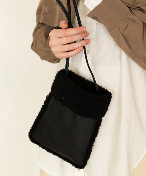 koe（コエ）の「ムートン風ボアショルダーバッグ（ショルダーバッグ・レディース・ブラック/アイボリー/グレイッシュベージュ・FREE）」の2枚目の写真