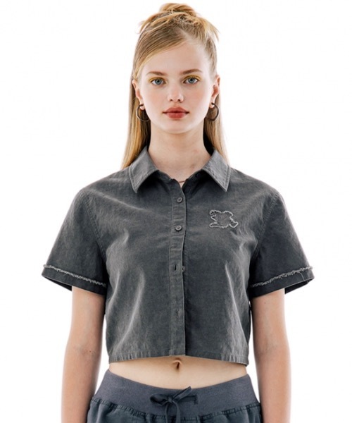 runningHIGH(ランニングハイ)の「【RUNNING HIGH 】フリンジインブロイダリー ウォッシュドクロップシャツ / FRINGE EMBROIDERY WASHED CROP SHIRT(シャツ/ブラウス・レディース・ホワイト/チャコール・FREE)」の2枚目の写真