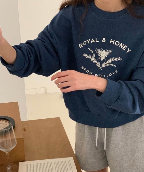 Dalfwin（ダールフィン）の「韓国ファッションHONEYプリントクロップド丈スウェット（スウェット・レディース・グレー系その他/ネイビー/マスタード・FREE）」の6枚目の写真