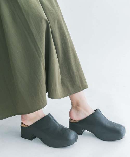 KBF（ケイビーエフ）の「サボサンダル（サンダル・レディース・キャメル/ブラック・36/37/38）」の2枚目の写真