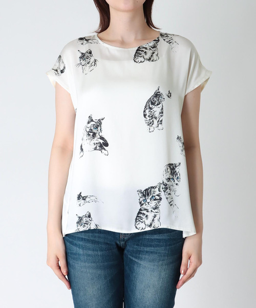 Three Four Time 猫柄リボンフレンチスリーブTシャツ Three Four Time（ｽﾘｰﾌｫｰﾀｲﾑ）の「CATスカーフリボンフレンチ
