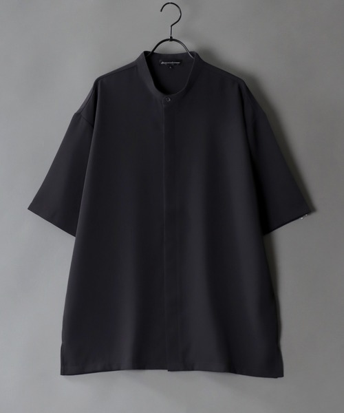 SITRY(シトリー)の「Polyester twill Drape Band Collar shirt/別注 比翼仕立て ドレープ バンドカラー 半袖 シャツ(シャツ/ブラウス・メンズ・グレイッシュベージュ/チャコールグレー/ブラック/オフホワイト・LL/M/L)」の15枚目の写真