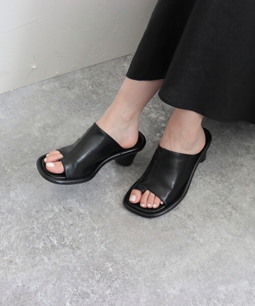 fredy emue（フレディエミュ）の「ストレッチフィットヒールサンダル（サンダル・レディース・ブラック/キナリ・M/L/S）」の2枚目の写真