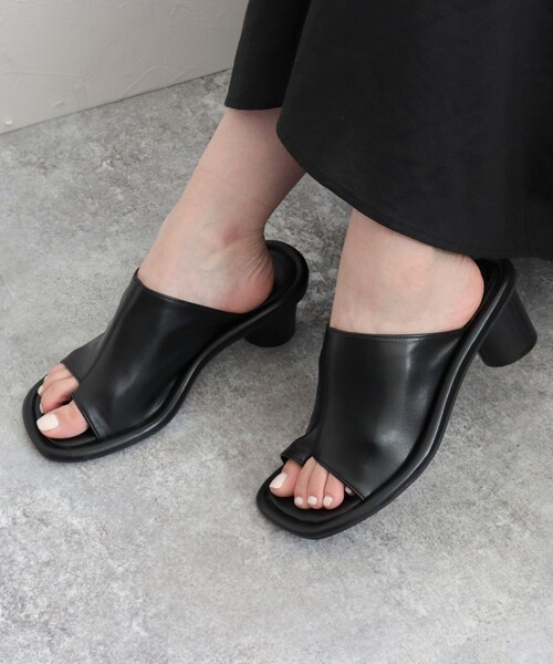 fredy emue（フレディエミュ）の「ストレッチフィットヒールサンダル（サンダル・レディース・ブラック/キナリ・M/L/S）」の3枚目の写真