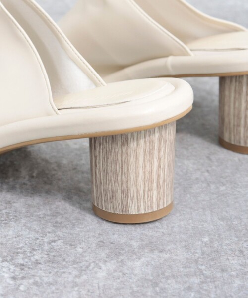 fredy emue（フレディエミュ）の「ストレッチフィットヒールサンダル（サンダル・レディース・ブラック/キナリ・M/L/S）」の11枚目の写真