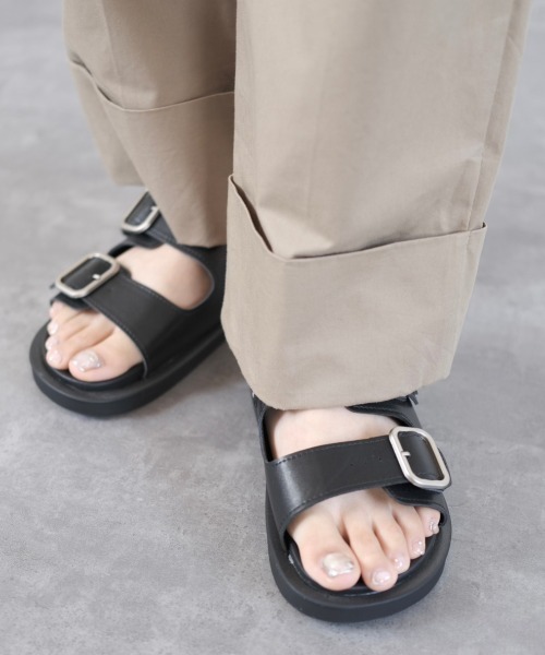 Reurie'(レウリィ)の「ダブルベルトフラットサンダル / double belt flat sandal(サンダル・レディース・ブラック/アイボリー・23.0cm/24.0cm/23.5cm/24.5cm)」の4枚目の写真