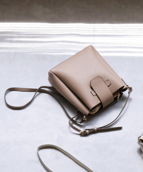 cache cache(カシュ カシュ)の「カシュカシュ cachecache / 3つ口縦型ショルダーバッグ(ショルダーバッグ・レディース・アイボリー/マスタード/ブルー/ベージュ系その他/ブラック/シルバー・FREE)」の4枚目の写真