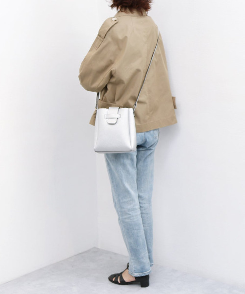 cache cache(カシュ カシュ)の「カシュカシュ cachecache / 3つ口縦型ショルダーバッグ(ショルダーバッグ・レディース・アイボリー/マスタード/ブルー/ベージュ系その他/ブラック/シルバー・FREE)」の1枚目の写真