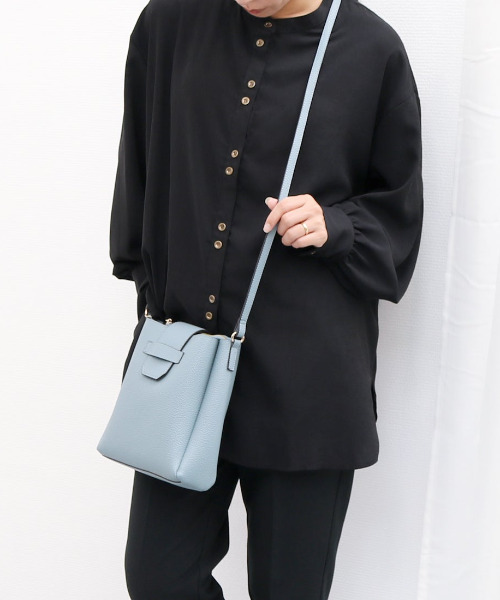 cache cache(カシュ カシュ)の「カシュカシュ cachecache / 3つ口縦型ショルダーバッグ(ショルダーバッグ・レディース・アイボリー/マスタード/ブルー/ベージュ系その他/ブラック/シルバー・FREE)」の5枚目の写真