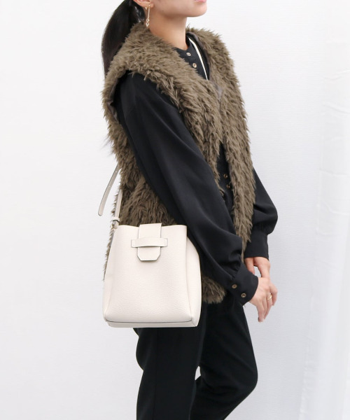 cache cache(カシュ カシュ)の「カシュカシュ cachecache / 3つ口縦型ショルダーバッグ(ショルダーバッグ・レディース・アイボリー/マスタード/ブルー/ベージュ系その他/ブラック/シルバー・FREE)」の2枚目の写真