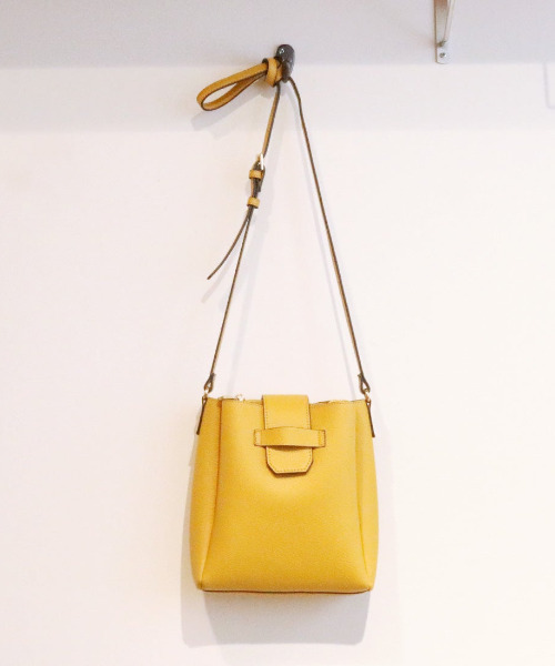 cache cache(カシュ カシュ)の「カシュカシュ cachecache / 3つ口縦型ショルダーバッグ(ショルダーバッグ・レディース・アイボリー/マスタード/ブルー/ベージュ系その他/ブラック/シルバー・FREE)」の6枚目の写真