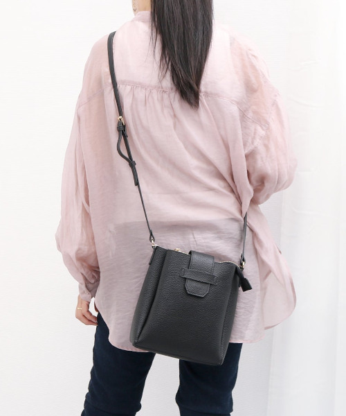 cache cache(カシュ カシュ)の「カシュカシュ cachecache / 3つ口縦型ショルダーバッグ(ショルダーバッグ・レディース・アイボリー/マスタード/ブルー/ベージュ系その他/ブラック/シルバー・FREE)」の3枚目の写真