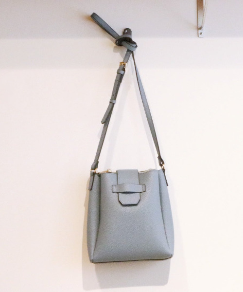 cache cache(カシュ カシュ)の「カシュカシュ cachecache / 3つ口縦型ショルダーバッグ(ショルダーバッグ・レディース・アイボリー/マスタード/ブルー/ベージュ系その他/ブラック/シルバー・FREE)」の19枚目の写真