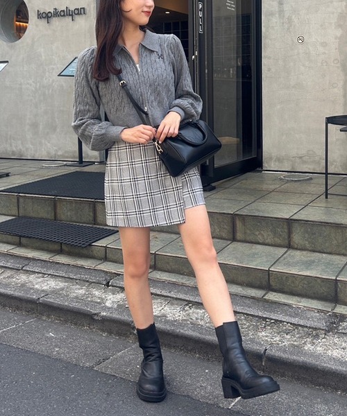 one after another NICE CLAUP(ワンアフターアナザーナイスクラップ)の「ダブルジップアップ/ワンポイント刺繍ニット(ニット/セーター・レディース・グレー/オフホワイト/サックスブルー/ピンク/ネイビー/ホワイト×ブラック/ベージュ・FREE)」の9枚目の写真