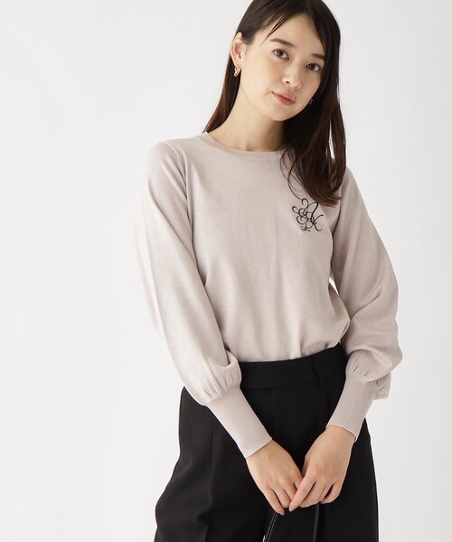 index(インデックス)の「◆エンブレム刺繍 コンパクトデザインニット【洗濯機洗い可】(ニット/セーター・レディース・ブラック/ライトグレー/オフホワイト・40/36/38/42)」の1枚目の写真