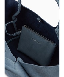 【NEW】EMPORIOARMANI ロゴチャームバスケット織りトートバッグ オールオーバーエンボスロゴ ミニトートバッグ | Armani Exchange