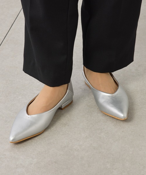 PUAL CE CIN（ピュアルセシン）の「ポインテッドトゥ　Vカットパンプス（パンプス・レディース・シルバー/ブラック・S/M/L）」の2枚目の写真