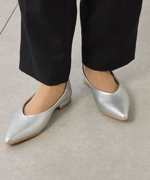 PUAL CE CIN（ピュアルセシン）の「ポインテッドトゥ　Vカットパンプス（パンプス・レディース・シルバー/ブラック・S/M/L）」の16枚目の写真