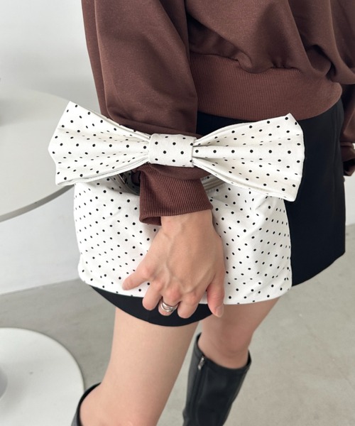 CLEA(クレア)の「リボンモチーフ スクエアハンドバッグ(ハンドバッグ・レディース・ブラック/ゴールド/ブラック系その他/ホワイト系その他・FREE)」の2枚目の写真